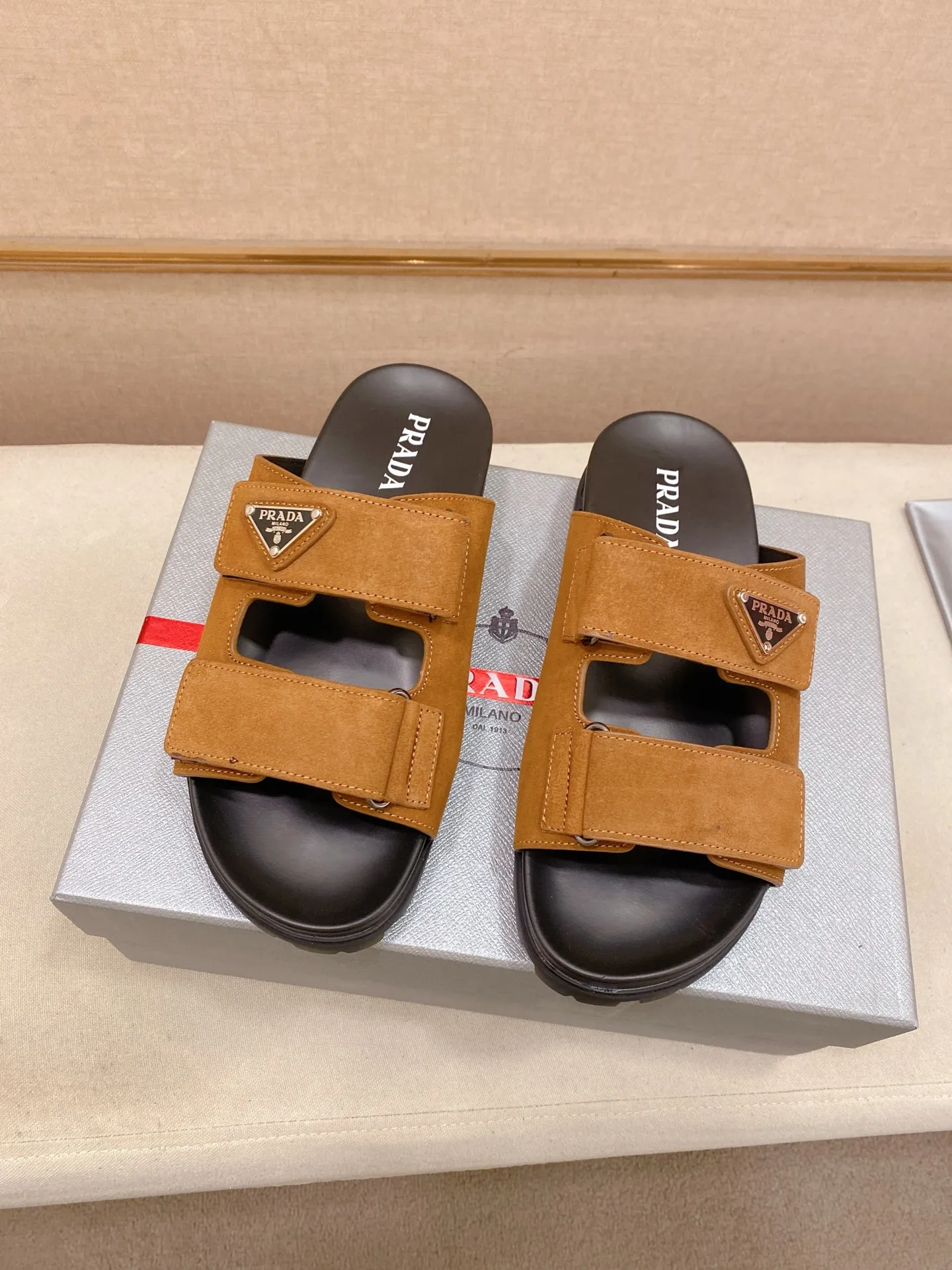Men's shoes 💰: 440💰 [PRADA Slippers] High-end men's shoes brand official website 1:1 latest masterpiece: original mold opening and customization, the fabric is made of imported suede cowhide original material, upgraded outsole, lighter and non-slip. The market's top quality, simple yet tasteful, a must-have for fashionistas, fashionable at your feet, full of confidence, the same style at the counter 👍The season of summer slippers is here. Code: 38-45